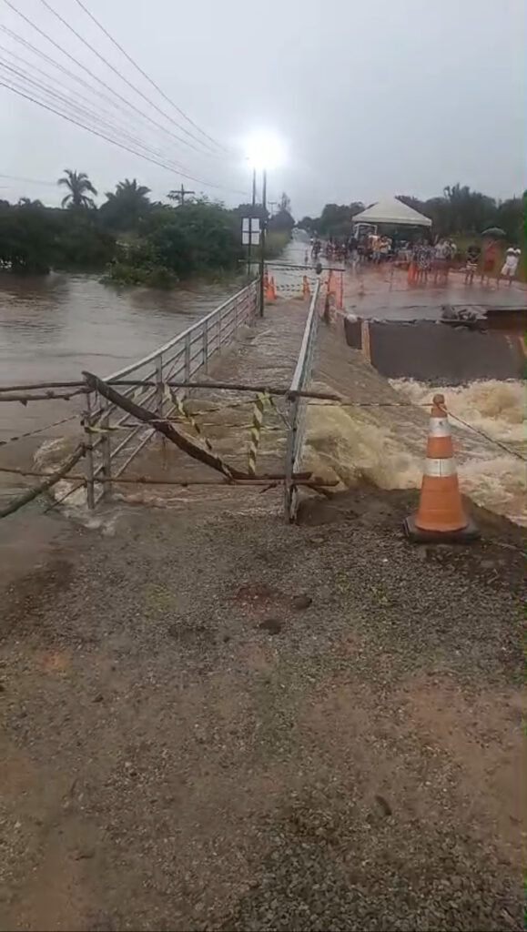 BR-222 ENTRE SANTA INÊS E SANTA LUZIA DO TIDE ESTÁ TOTALMENTE INTERDITADA