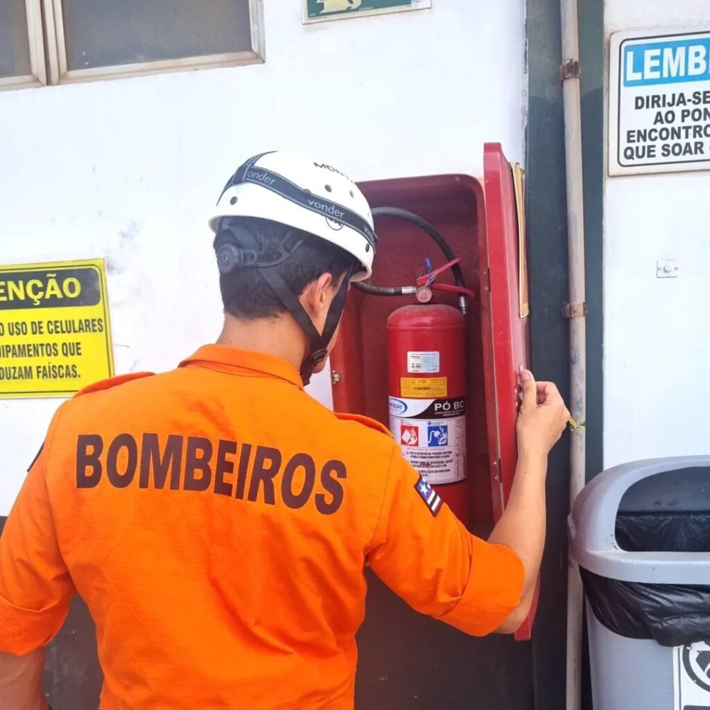 Bombeiros orienta sobre itens de segurança em condomínios residenciais