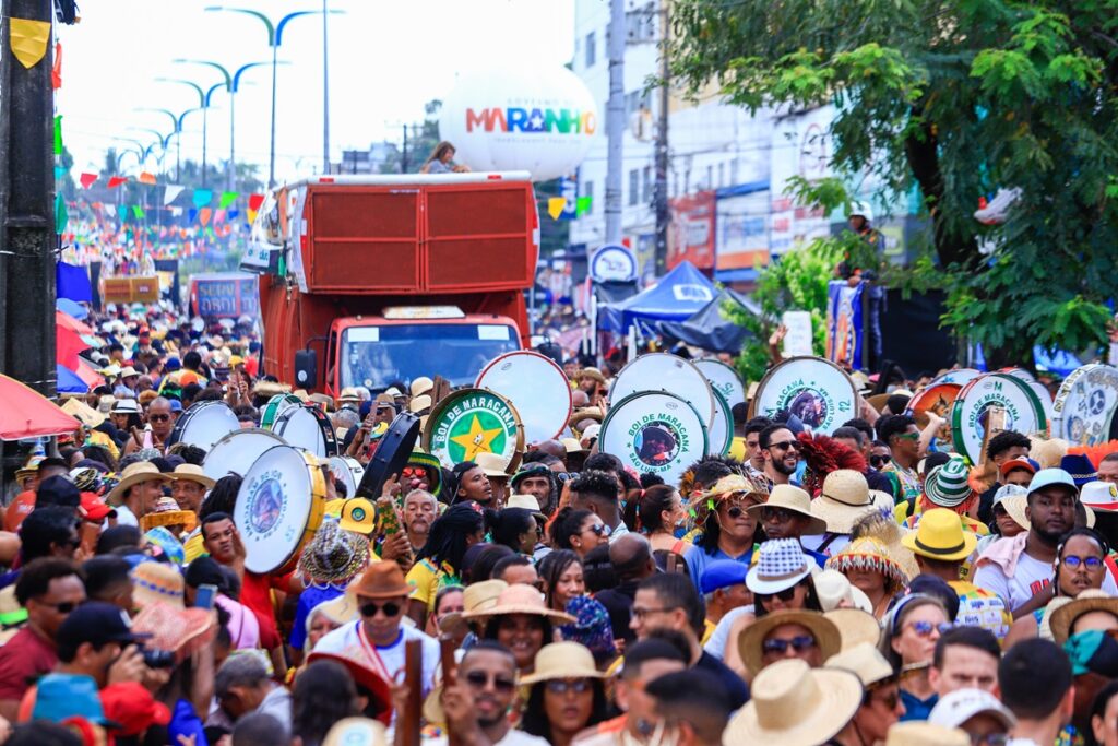 Uma multidão e grupos de bumba-meu-boi se reúnem no bairro João Paulo para tradicional homenagem a São Marçal