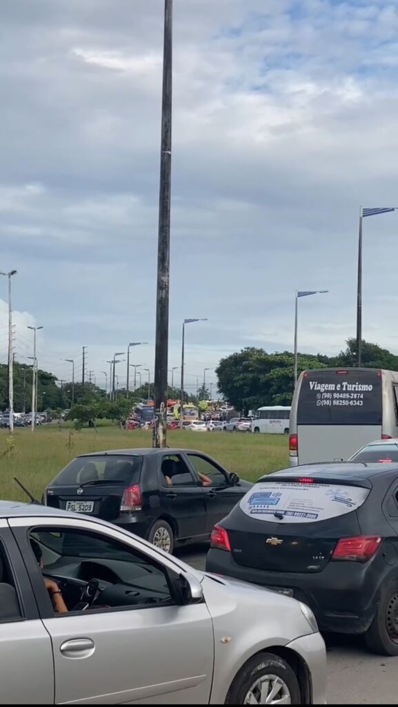 ACIDENTE NA AV DOS PORTUGUES PARA O TRÂNSITO NA REGIÃO CENTRAL DE SÃO LUÍS