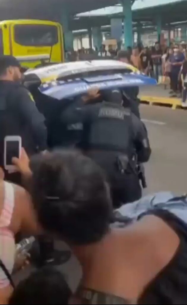 APÓS JOVEM ESFAQUEAR COBRADOR, RODOVIÁRIOS REALIZAM PROTESTO DENTRO DE TERMINAL EM SÃO LUÍS