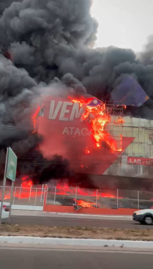 INCÊNDIO DE GRANDES PROPORÇÕES ATINGE LOJA DE MATERIAL DE CONSTRUÇÃO NA TARDE DESTE DOMINGO (01) EM SÃO LUÍS