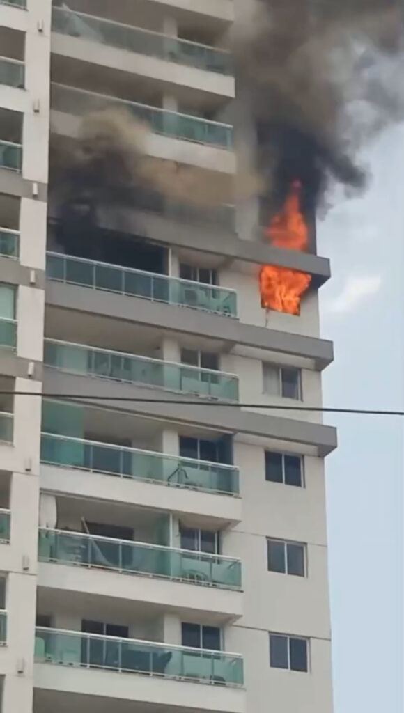 INCÊNDIO ATINGE APARTAMENTO EM CONDOMÍNIO DE SÃO LUÍS; CORPO DE BOMBEIROS CONTROLA AS CHAMAS SEM VÍTIMAS