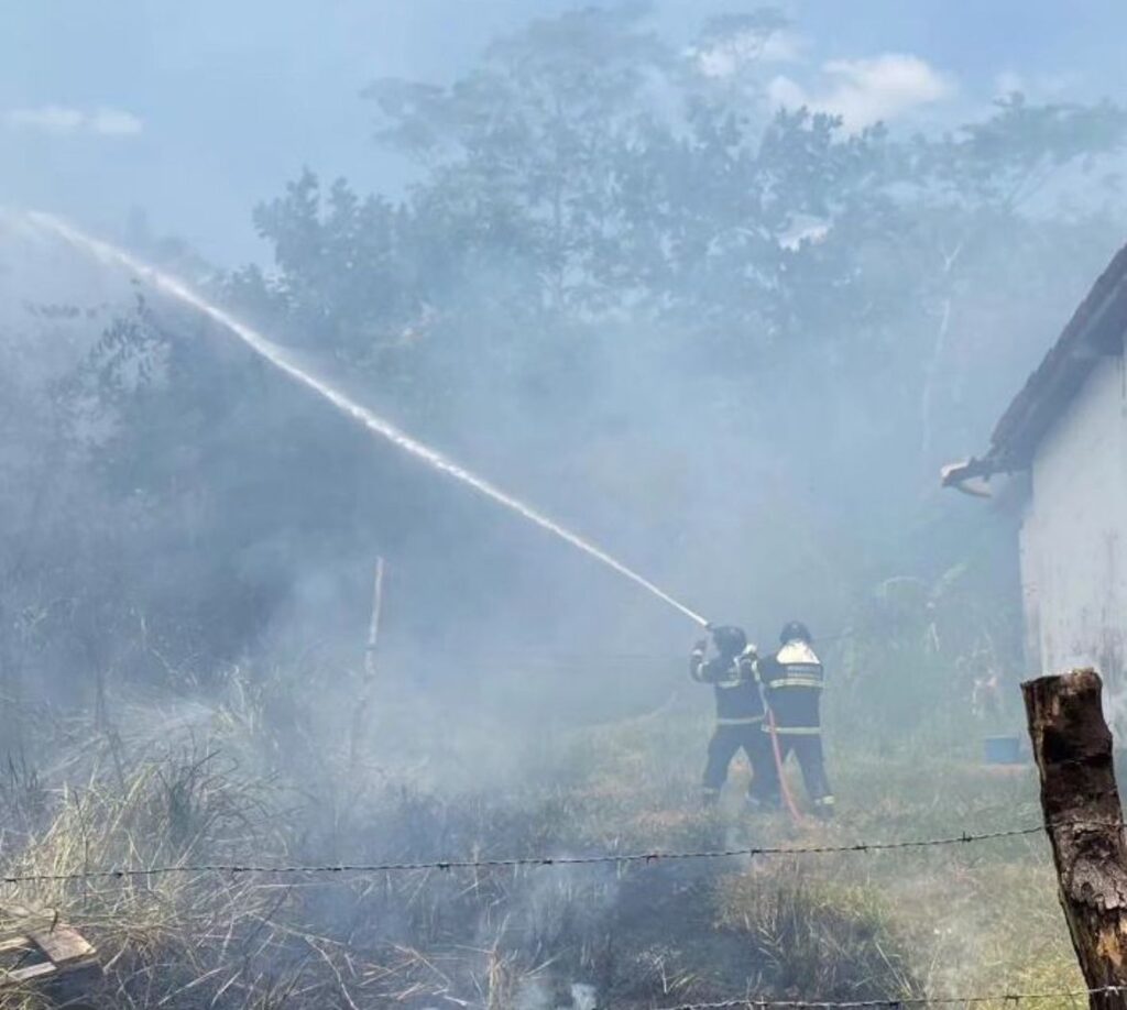 CORPO DE BOMBEIROS COMBATE INCÊNDIO NA CHAPADA DAS MESAS, EM CAROLINA