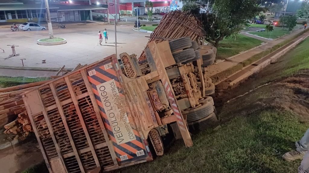 GRAVE ACIDENTE ENTRE CARRO E CARRETA DEIXA UM FERIDO NA BR-222, EM AÇAILÂNDIA