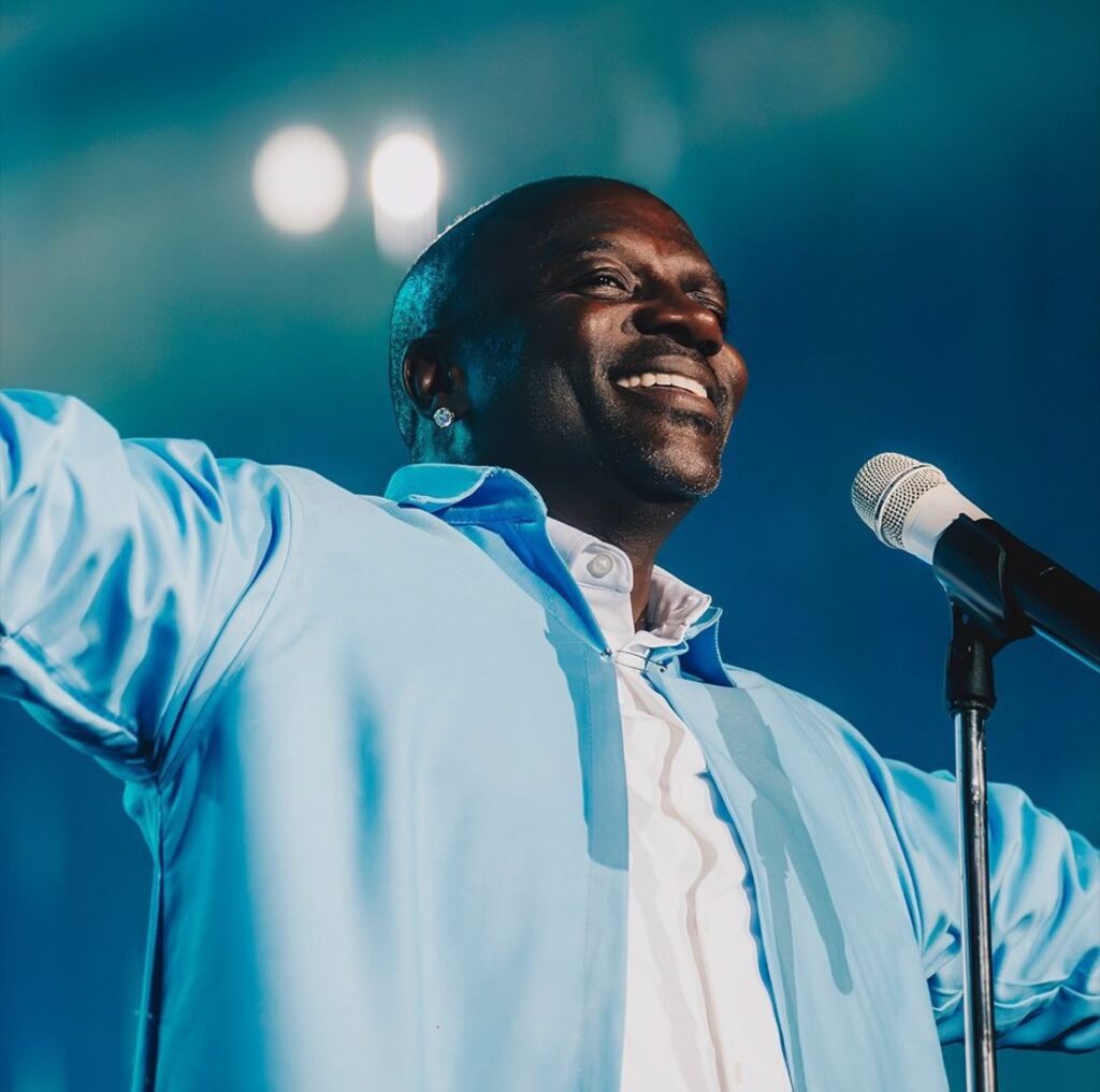 AKON NO ROCK IN RIO: SHOW É MARCADO POR PLAYBACK, CONFUSÃO COM NOME DA CIDADE E INCIDENTE INUSITADO COM BOLA DE AR