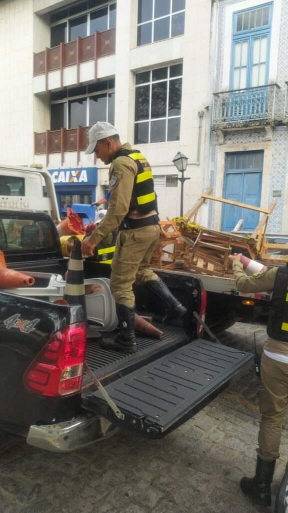 SMTT RETIRA CONES E OUTROS OBJETOS QUE DEMARCAVAM VAGAS DE ESTACIONAMENTO EM RUAS DE SÃO LUÍS