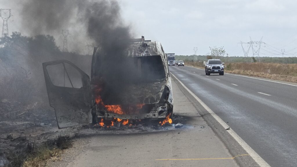 AMBULÂNCIA PEGA FOGO E É DESTRUÍDA NO CAMPO DE PERIS, NA BR-135