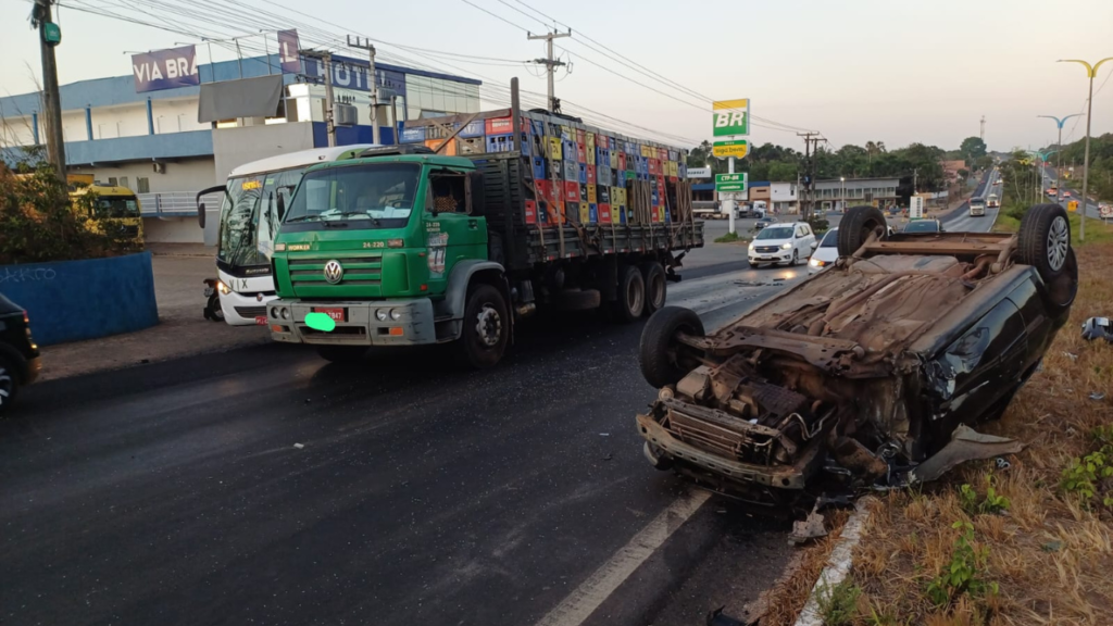 ACIDENTE NA BR-135: CARRO CAPOTA APÓS COLISÃO COM CAMINHÃO EM SÃO LUÍS