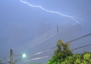 Aumento de chuvas exige atenção redobrada com eletricidade