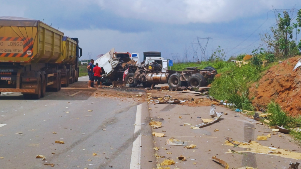 Colisão entre caminhões no Campo de Peris deixa três feridos