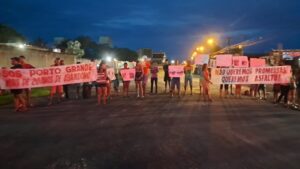 Moradores interditam estrada e cobram melhorias na infraestrutura no Porto Grande